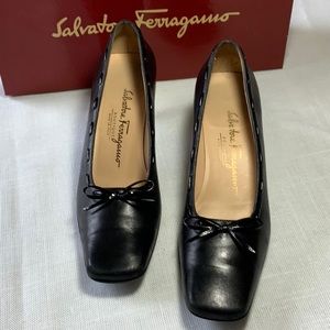 Salvatore Ferragamo Black Pumps size 7.5AAA